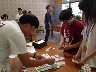屏教大桌遊營隊學生自製多款與社會議題相關的教育桌遊(記者林巧璉攝影)